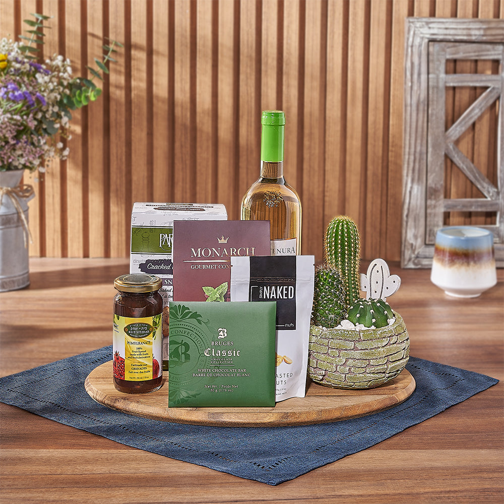 Kosher Wine Basket with Crackers – how the gift is presented
