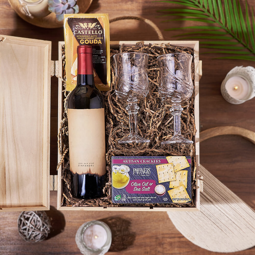 Wooden Wine Crate with Gouda Cheese – how the gift is presented