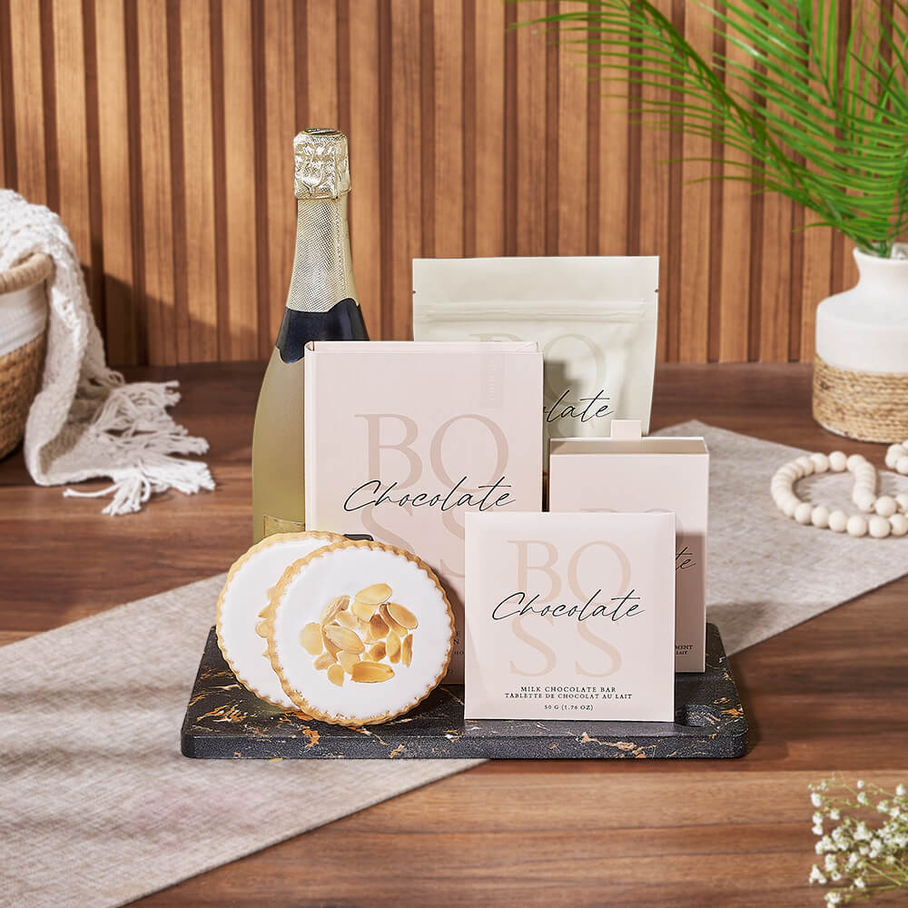Sparkling Wine and Shortbread Cookies Basket – how the gift is presented
