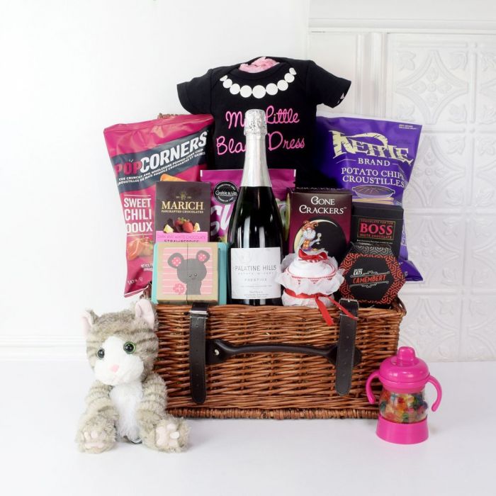 Signature Champagne and Gourmet Treats Gift Basket in Wicker – how the gift is presented