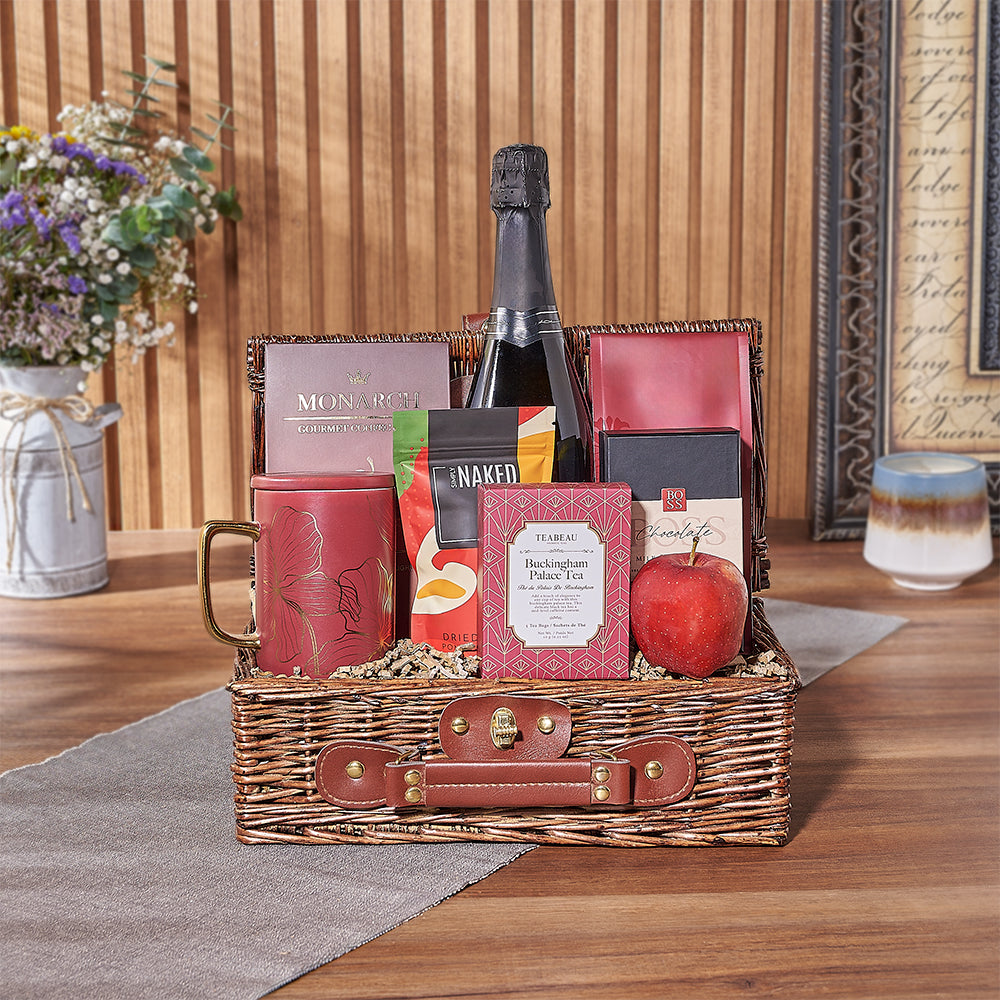 Kosher Wicker Picnic Basket with Sparkling Wine and Gourmet Snacks – how the gift is presented