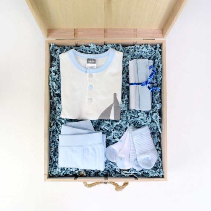 Rustic Baby Clothing Crate – how the gift is presented