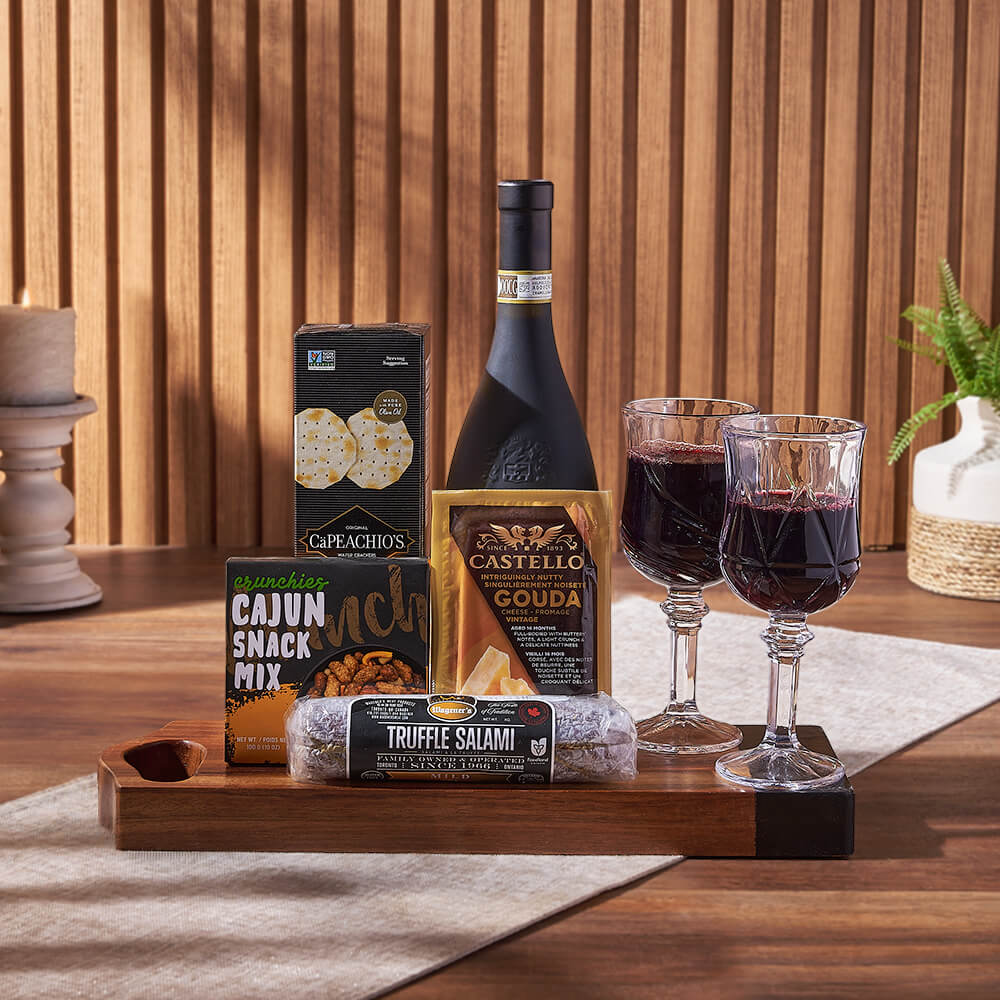 Wine with Salami and Crackers – how the gift is presented