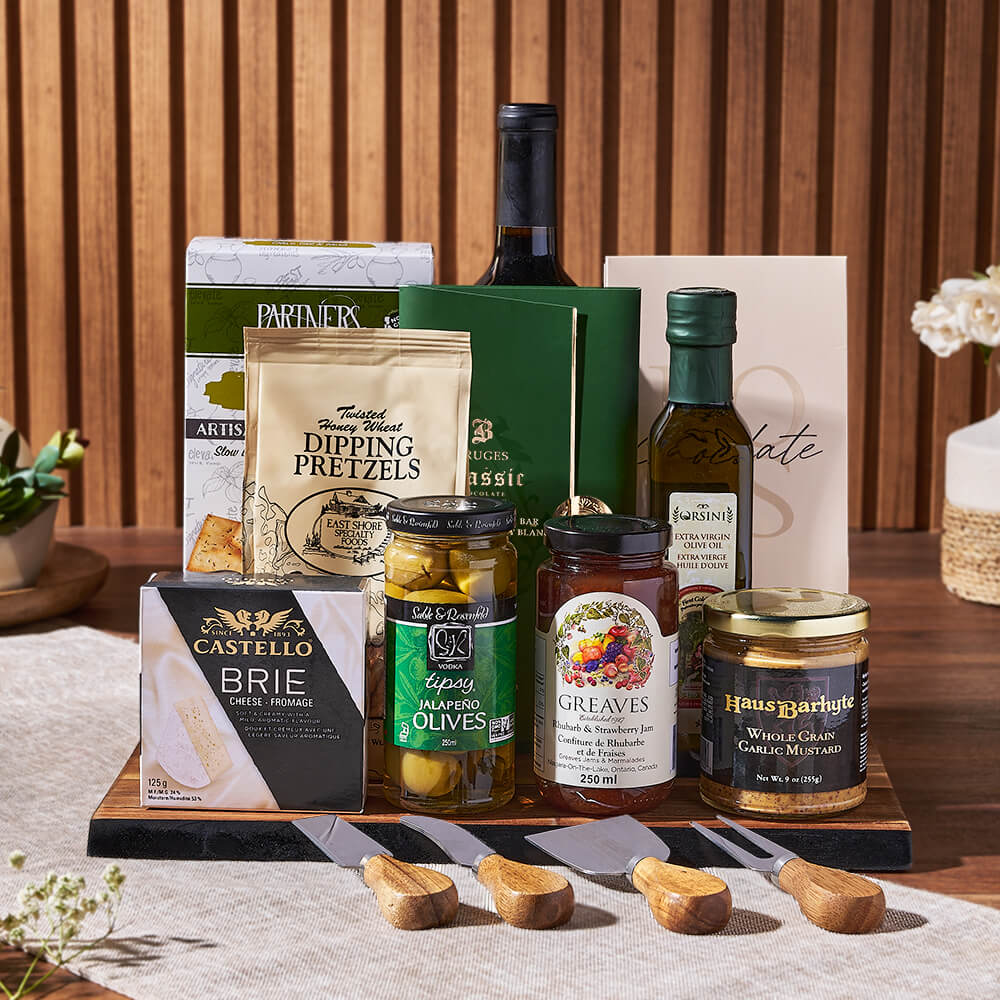 Wine Basket with Olives and Brie – how the gift is presented