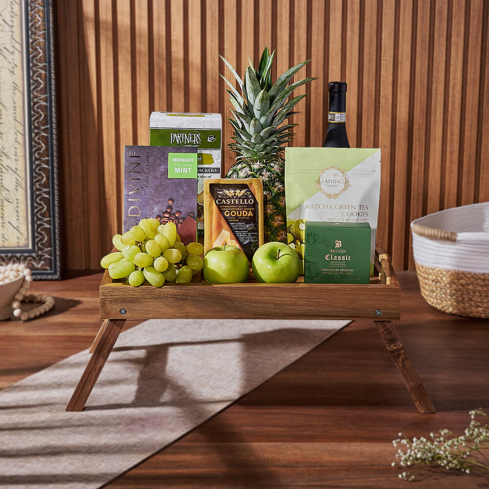 Green Gourmet Gift Basket with Wine and Artisanal Snacks in Acacia Tray – how the gift is presented
