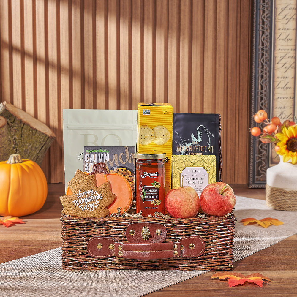 Thanksgiving Picnic Basket with Fruit – how the gift is presented