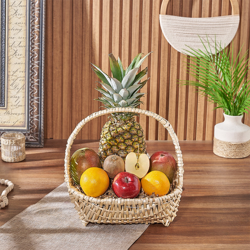 Small Woven Basket with Fresh Fruits – how the gift is presented